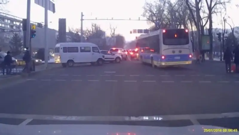 Водитель троллейбуса, совершивший наезд на пешехода в Алматы, водворен в изолятор