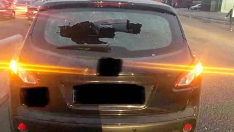 Женщина разбила стекло авто и напала на людей на Алтын Орде