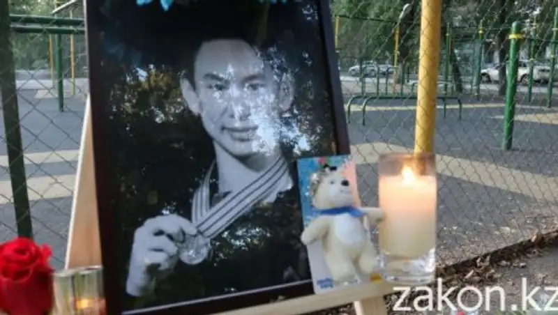 Неравнодушные алматинцы всю ночь несли цветы к месту нападения на Дениса Тена