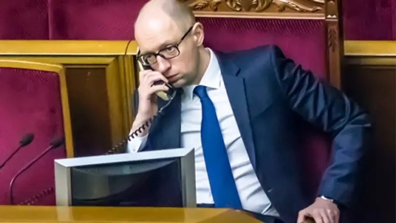 Премьер Украины получает зарплату в 320 долларов