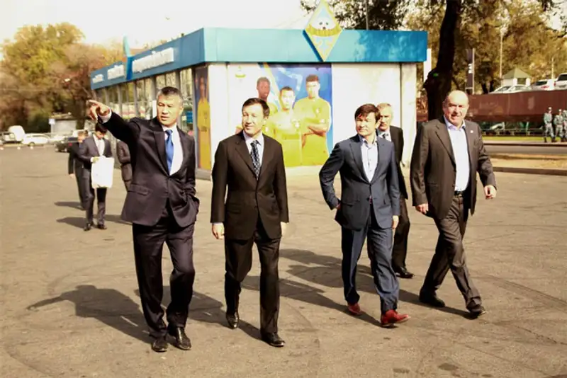 А.Джаксыбеков посетил объекты футбольного клуба «Кайрат», фото - Новости Zakon.kz от 24.10.2013 15:58