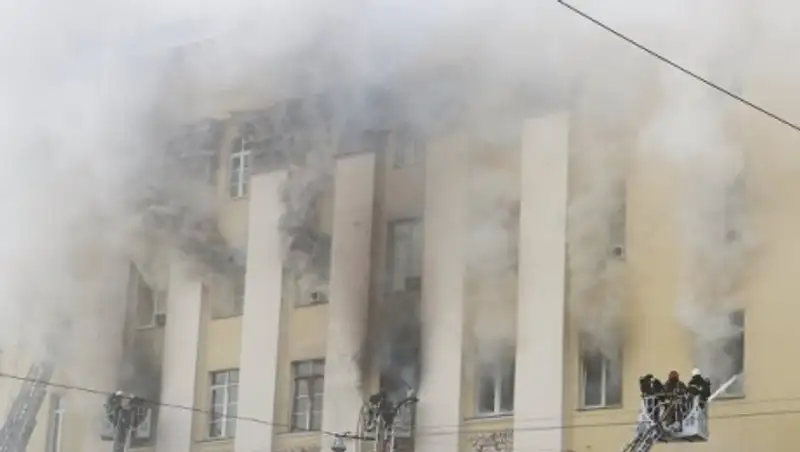 Кровля горящего здания Минобороны обрушилась на площади 1200 кв метров