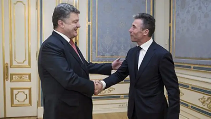 Порошенко назначил бывшего генсека НАТО своим советником