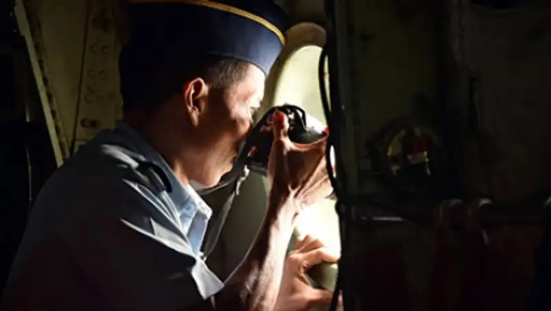 В районе исчезновения лайнера AirAsia обнаружили нефтяные пятна