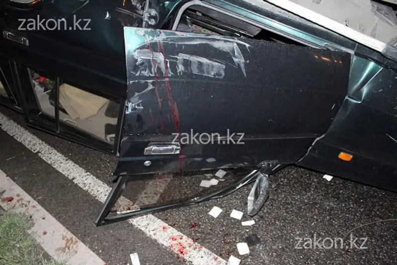 Тойота Прадо перевернулся на крышу в результате ДТП в Алматы (фото) Тойота Прадо перевернулся на крышу в результате ДТП в Алматы (фото), фото - Новости Zakon.kz от 09.07.2013 18:08