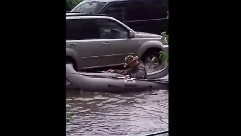 Житель Подмосковья устроил "рыбалку" на затопленных улицах