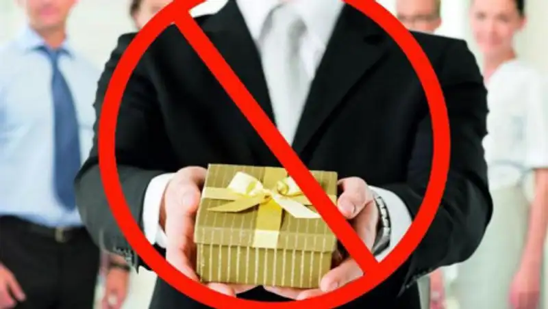 Антикоррупционная служба призывает госслужащих не принимать подарки