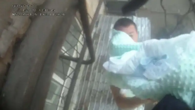 Появилось видео спасение младенца из горящей пятиэтажки