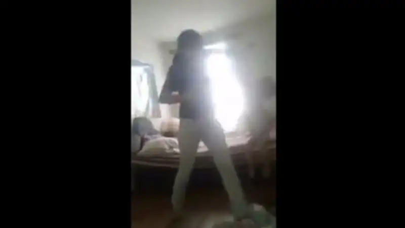 Полиция Алматинской области разыскала бросившую на пол ребенка женщину