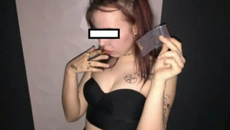 Друзья вынесли умершую на "вписке" школьницу к подъезду и продолжили веселиться