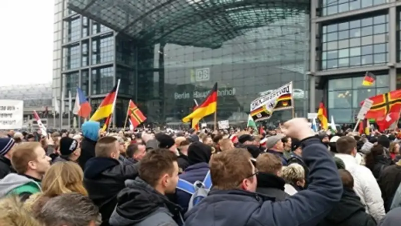В Берлине проходит митинг против политики Меркель