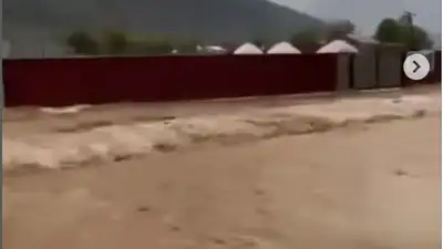 В Алматинской области ливнеый сток перекрыл дорогу, фото - Новости Zakon.kz от 07.07.2023 12:13