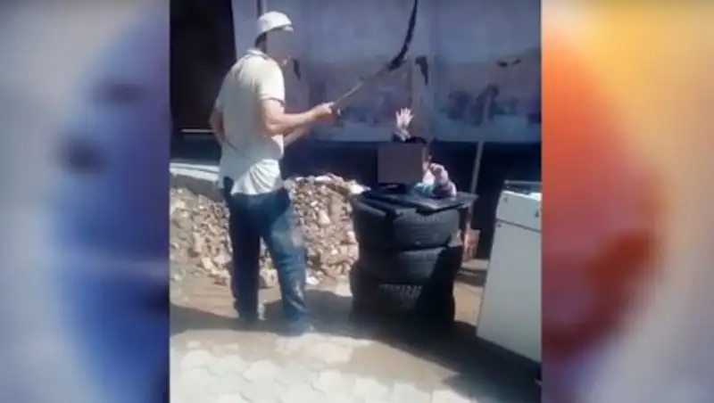 В Шымкенте отец избивает родного сына лопатой