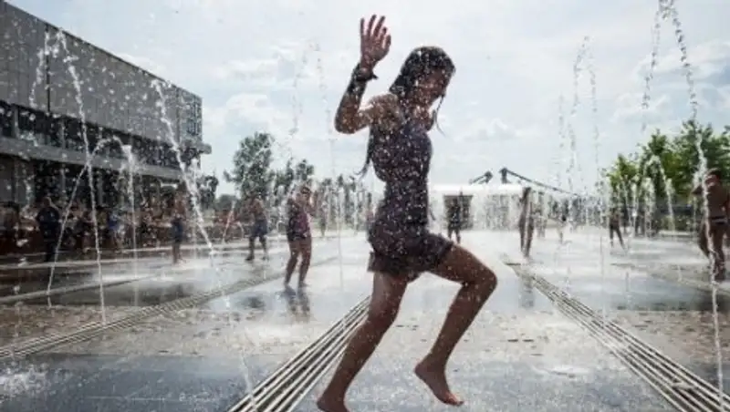 Сильная жара сохраняется на западе Казахстана