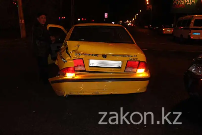 В Алматы водитель джипа после столкновения с такси утверждал, что его не было в машине, фото - Новости Zakon.kz от 13.11.2013 19:39
