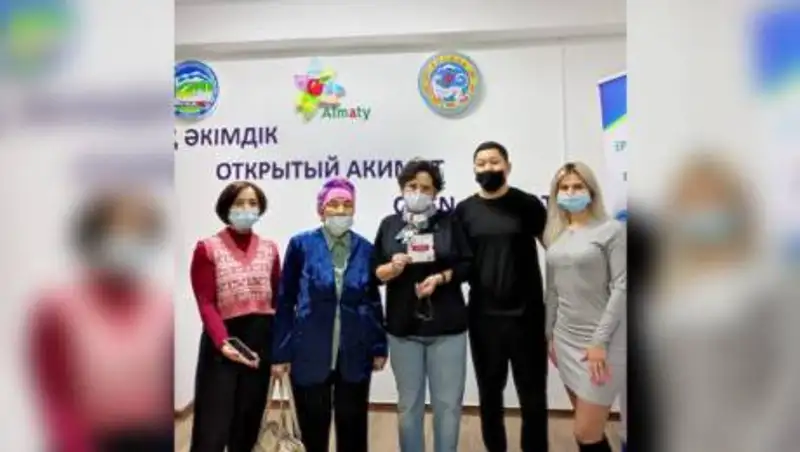 В Алматы пенсионерам подарили денежные сертификаты