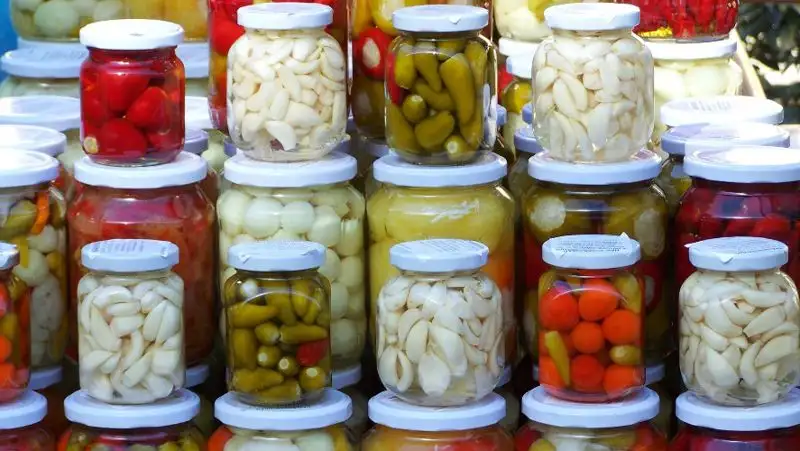 Диетолог рассказала, чем вредны домашние соления