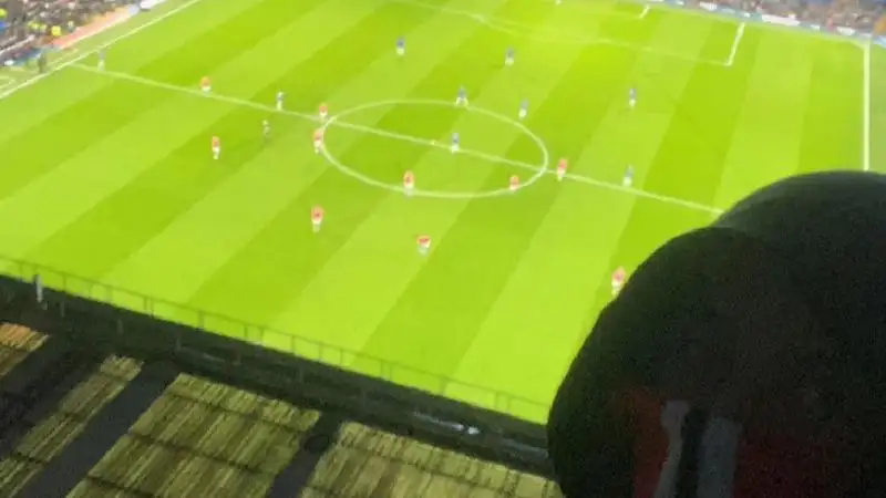 Фанат «МЮ» смотрел матч с «Челси» с крыши стадиона