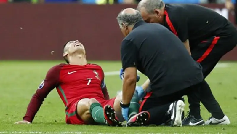 Криштиану Роналду заменен в финале ЧЕ из-за травмы