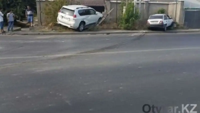 В Шымкенте иномарка снесла телефонный столб и ограждение дома