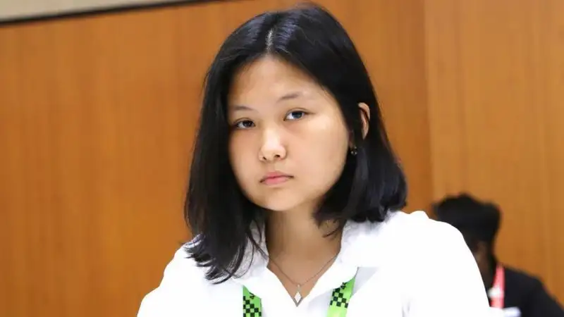 Бибисара Асаубаева победила титулованного шахматиста Сергея Карякина