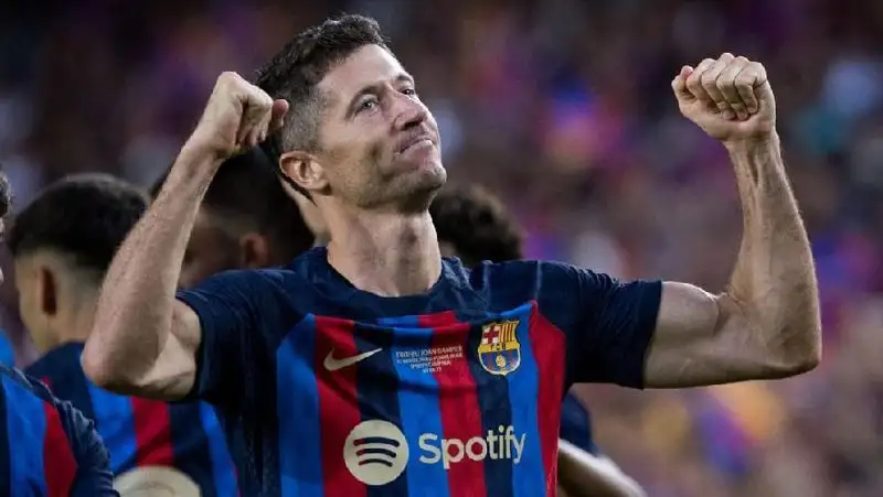 Левандовски оформил дебютный дубль за «Барселону»