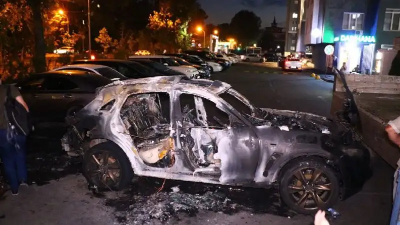 Хлопки и пожар: рядом с детской площадкой в Алматы сгорел автомобиль