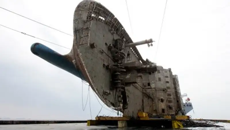 В Южной Корее подняли затонувший паром «Севоль»