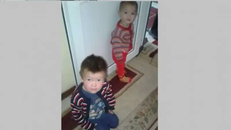 В Актобе полиция ищет родителей двух потерявшихся малышей