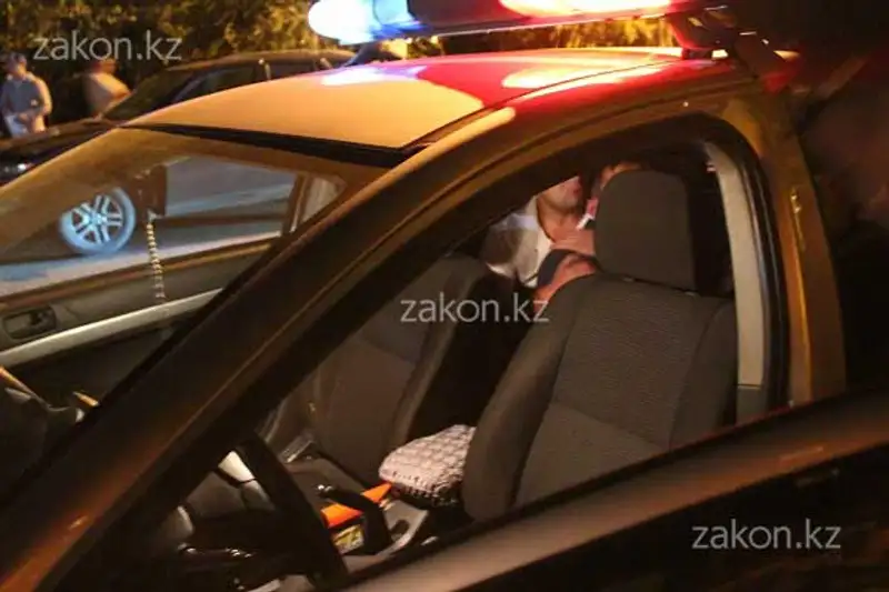 В Алматы пьяные пассажиры перевернувшегося на крышу внедорожника устроили потасовку (фото), фото - Новости Zakon.kz от 21.06.2013 19:52