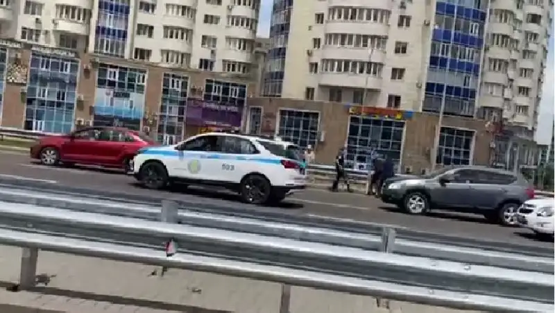 Погоня за мопедистом попала на видео в Алматы