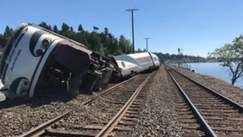 Более 30 человек пострадали при столкновении поездов в США