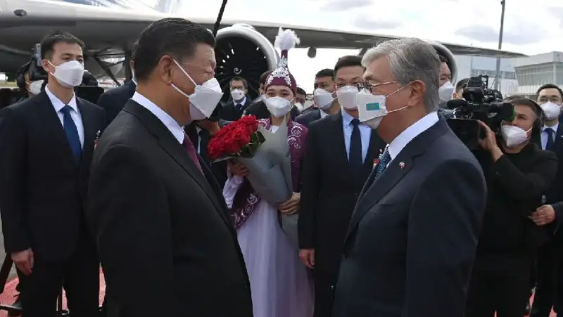 Касым-Жомарт Токаев лично встретил Си Цзиньпина