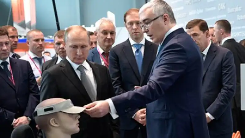 Путин оценил нейрокепку для водителей