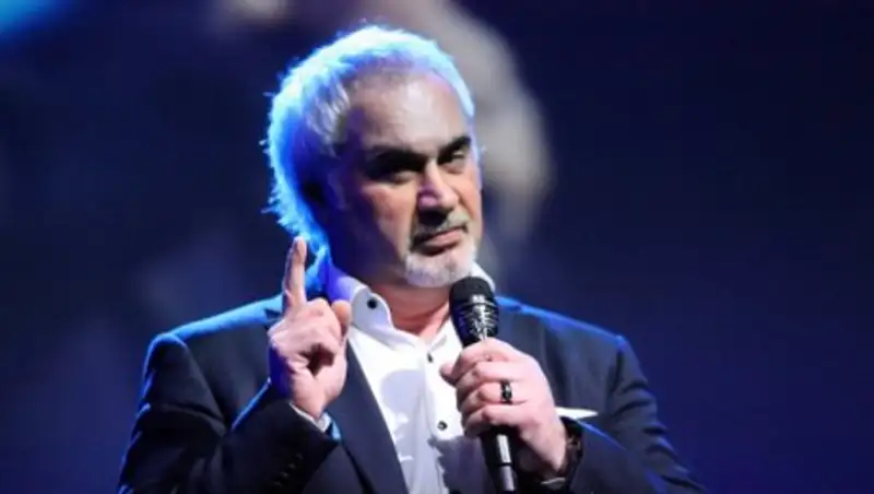 Меладзе поклонницам: «не выкладывайте фото с поцелуями...у меня жена – казашка!»