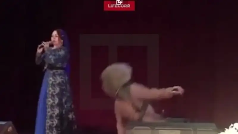 В Чечне во время выступления народной артистки умер танцор