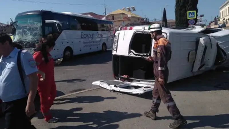 В Сочи столкнулись туристические автобусы, много пострадавших