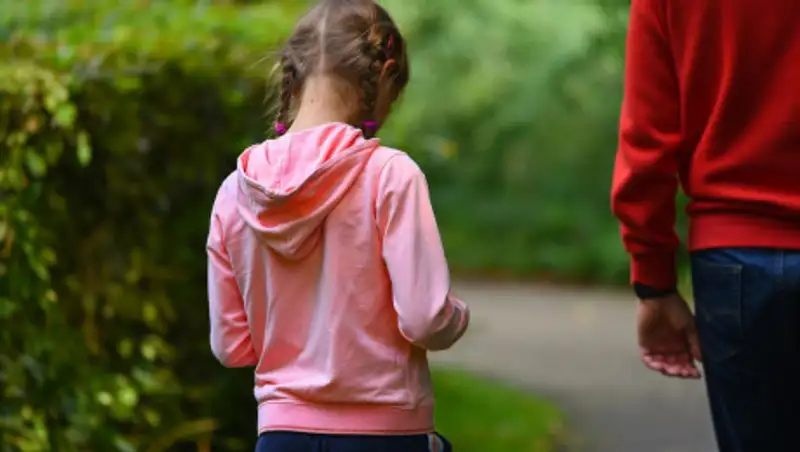 В Атырау незнакомец пытался увести за собой девочку