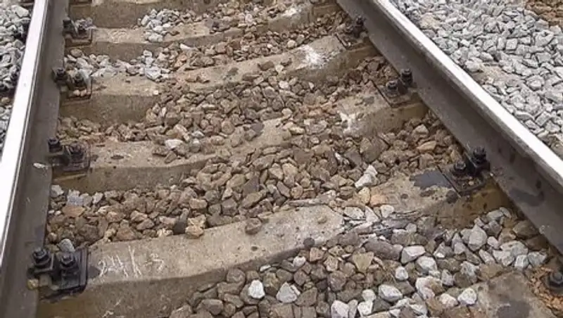 В Риме самолет упал на железнодорожные пути