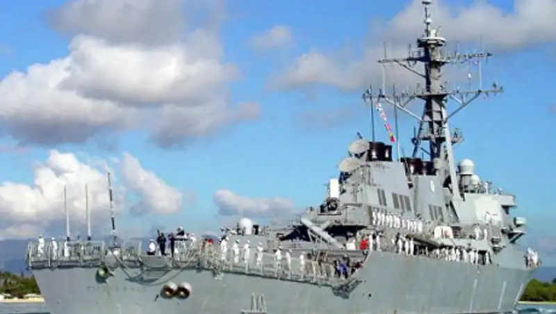 При столкновении эсминца и контейнеровоза в Японии пропали семь человек