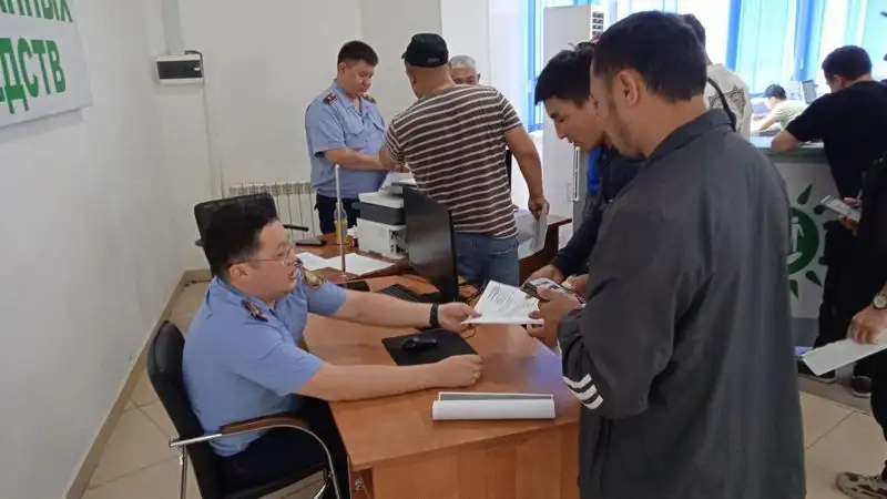 полицейский, документы, автомобиль, фото - Новости Zakon.kz от 22.05.2023 17:34