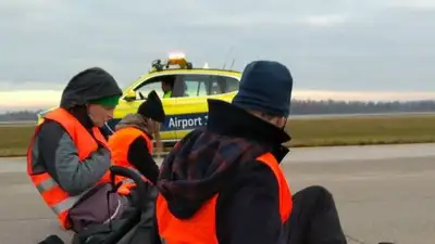 экоактивисты приклеили себя к взлетной полосе, фото - Новости Zakon.kz от 08.12.2022 16:39