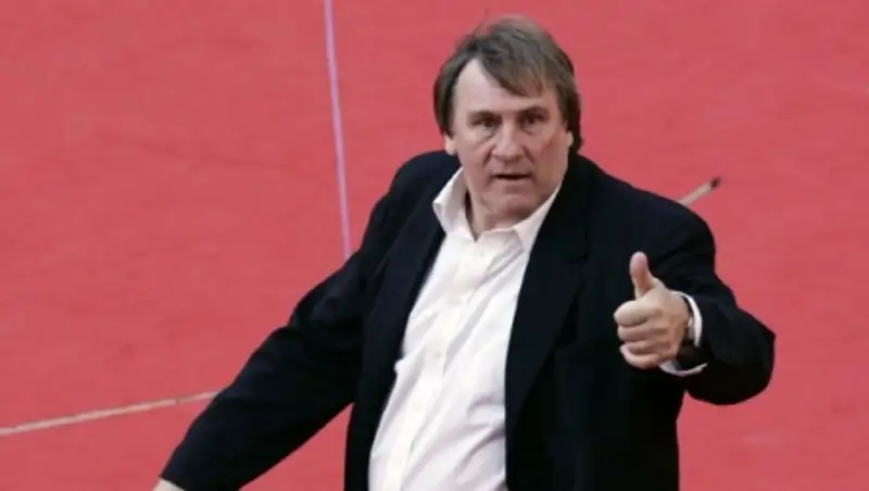 Депардье засудил журнал за публикацию его фото в компании женщины 