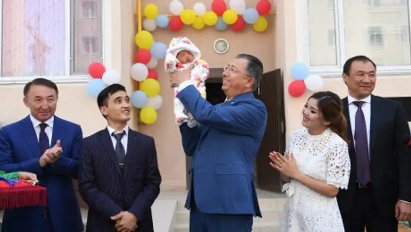 Аким ЮКО вручил миллионному жителю Шымкента ключи от квартиры