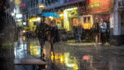 дождь, люди , фото - Новости Zakon.kz от 22.04.2022 16:15