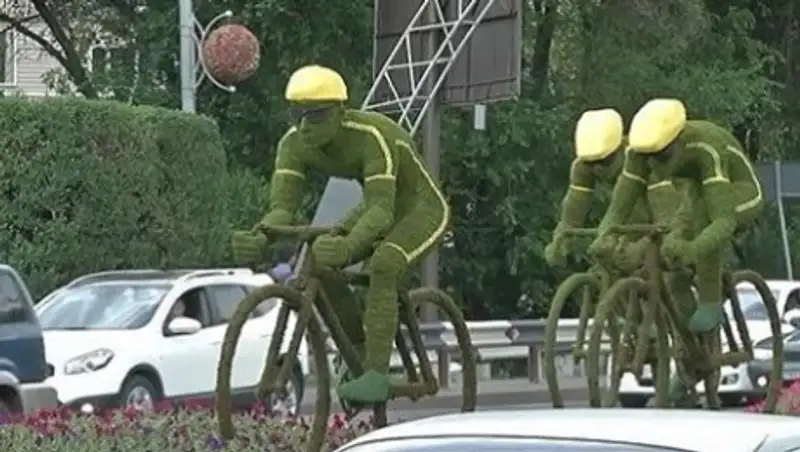 В Алматы в течение месяца появится еще шесть конструкций из огромных зеленых спортсменов