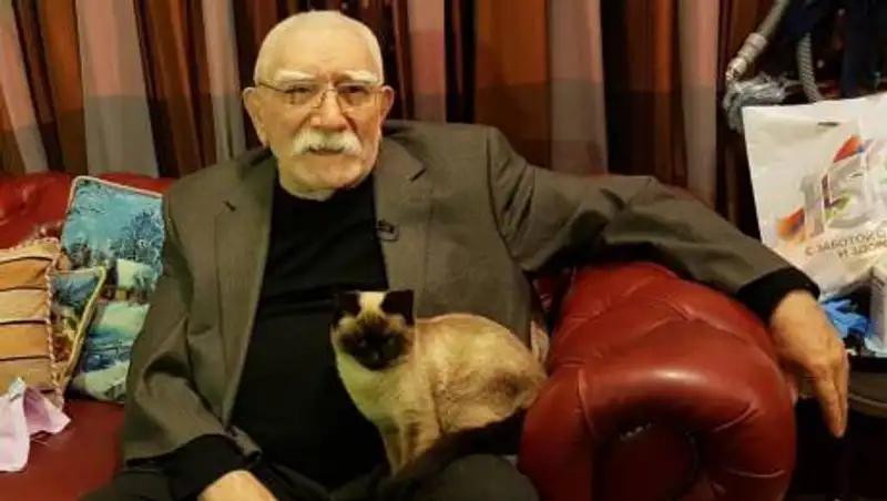 Елбасы выразил соболезнования семье Армена Джигарханяна в связи с его уходом