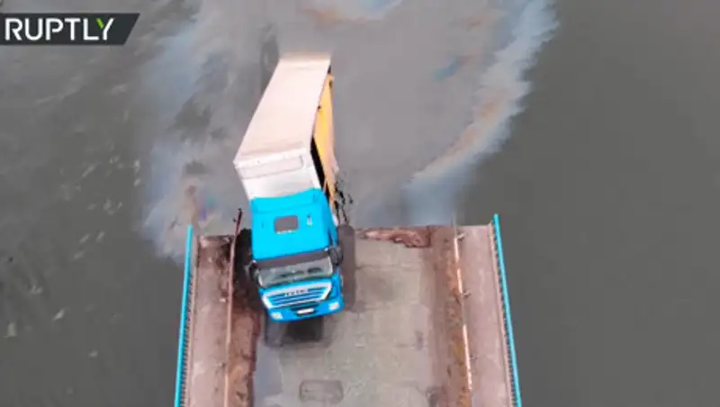 Мост обрушился при проезде грузовика в Украине