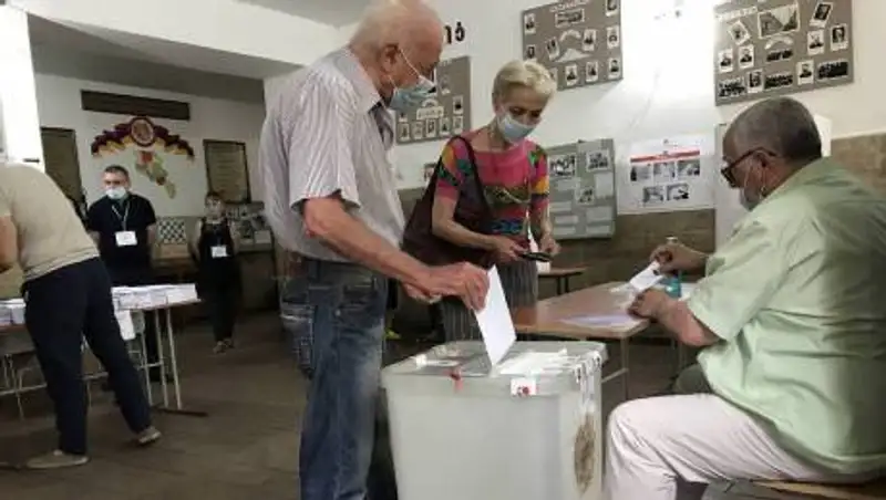 В Армении открылись избирательные участки на внеочередных выборах в парламент