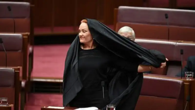 Ненавидящая мусульман сенатор пришла в австралийский парламент в парандже